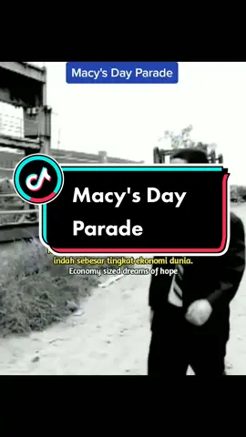 Setelah diartikan lagu ini saya masih blm mengerti apa hubungannya dengan Parade ini, krn saya tak tahu benar gimana budaya perayaan ini di sana 😅✌️🙏🙈 #macysdayparade #greenday #lirikterjemahan #musicvideo #fyp 