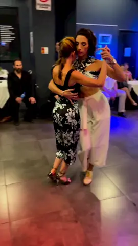 Tango entre mujeres con Virginia y Magdalena 🤍 Follow @tangoexpo Performance @virginiavasconi y @magdalenagutierreztango  Shoes: @fulana_zapatos  #tango #tangoargentino #tangoexpo #танго #milonga #dance #argentinetango #tangoba #dancereels #tangoargentine #tangonuevo #istanbul #tangomusic #tangousa #buenosaires #tangoitalia #tangotechnique #tangoespaña #tangofrance #tangopassion #dancelife #bailar #tanguera #tangosalon #tangoescenario #bailarina #dancer #tangolesson #music #tangoshow