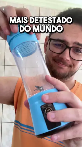 Esse é o liquidificador mais detestado do mundo. Apesar de tanta crítica, até que eu gostei. (Portable blender - mini blender - kitchen gadgets - kitchen hacks - kitchen must haves - kitchen finds) #suco #shake #saude #fypage 