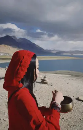 Sáng sớm ở hồ Tsomori tụi mình lên viewpoin chụp hình và tìm lại bản ngã. Đứng giữa khung cảnh giao thoa trời đất sau chuyến hành trình dài đẵng, đường gồ ghề khó đi. Mình đã đến được đây và rơm rớm nước mắt vì những khung cảnh tuyệt mỹ này. 🍃 #trip #travel #ladakh #leh #tsomoririlakeladakh 