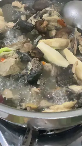 Lẩu gà răn hổ đen