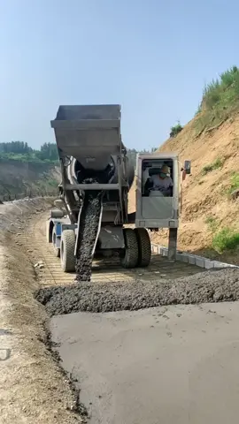 #Roadconstruction #concretemachine #concretemixer #concretetruck