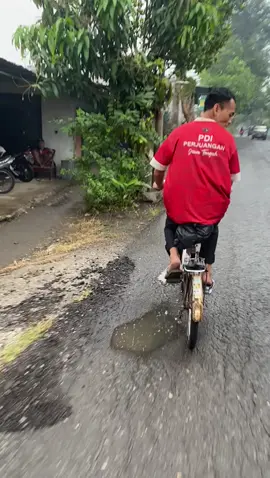 oleh oleh ngabuburit🤣 #fyp #katakata #jowopride #dagelan #masukberanda #sarimiisi2lebihenakbray #ngakak #ngakakkocak #ngabuburitgaya 