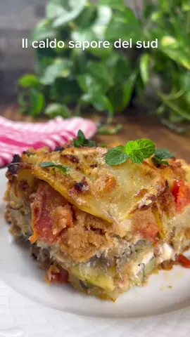 Tortino di alici e patate… 800 g acciughe (alici) (fresche) 800 g patate 2 pomodori 130 g pangrattato q.b. prezzemolo 60 g parmigiano grattugiato (o mix di parmigiano e pecorino) 1 spicchio aglio q.b. scorza di limone 30 g uvetta 10 g capperi (se vi piacciono) q.b. olio extravergine d’oliva q.b. pepe 1/2 bicchiere vino bianco #ilcaldosaporedelsud #italianfoodbloggers #cosebuone 