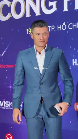 Công Vinh bất ngờ xuất hiện tại thảm đỏ Lễ Trao Giải Thưởng Cống Hiến 2023#TikTokGiaiTri #bimatvbiz #chumchum #letraogiaithuongconghien2023 #congvinh #khanhtrung #medonthan 