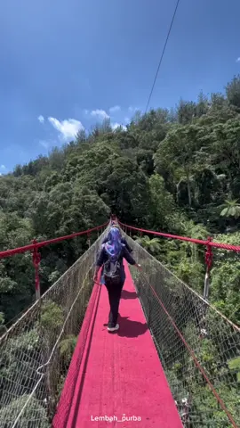 Jembatan merah menyambut tamu vip jalur hijau😇🤩 #lembahpurba #situgunung #jembatangantung #sukabumi 