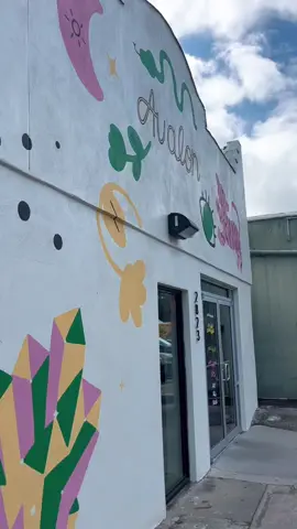 @avalonexchangetampa one of our favs!!  #tampa #vintagefashion #thriftstorefinds #utampa #florida #fashion 