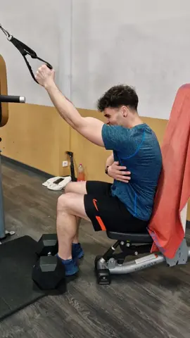 Rowing unilatéral assis sur banc à la poulie haute à 73kg focus grand dorsal!💪🏻😎🔥 @KeepFit salles de sport  #training #gym #GymTok #fit #FitTok #motivation #nevergiveup #rowing #unilateral #seatedcablerow #singlearmcablerow #granddorsal #backday #dorsaux #backworkout #wegojim 