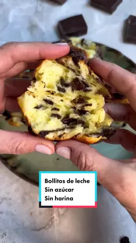 BOLLITOS DE LECHE, con sólo 4 ingredientes, sin harinas, una idea de merienda o desayuno sana, deliciosa y divertida de preparar. ✅SIN HARINAS ✅SIN GLUTEN ✅SIN AZÚCAR 🙋‍♀️Creo que es la segunda o tercera vez que publico estos bollitos, y es que están tan ricos y os gustan tanto que no me he resistido a volver a grabaros la receta. 🌿Ingredientes para 6 bollitos: 🌱180 gr leche en polvo desnatada 🌱4 huevos 🌱1/2 taza de chips de chocolate sin azúcar 🌱1 cucharada pequeña levadura en polvo o polvos de hornear 🥣Elaboración: 👉Es tan sencillo como mezclar la harina con los huevos, tiene que quedar una textura pegajosa y manejable como veis en el vídeo, si te queda muy dura tendrás que añadirle otro huevo. 👉A continuación, le echamos los chips de chocolate, mezclamos y lo ponemos en una manga pastelera. 👉Lo echamos en moldes y llevamos al horno durante 10/12 min a 180 grados, no los despistes que se queman rápido. 👉Dejamos enfriar en una rejilla y ya los podemos disfrutar. 🥰Espero que os gusten tanto como a mí, gracias por todos vuestros comentarios y que tengáis un día bonito. #pandeleche #bollitosdeleche #bollodeleche #pansinharina #panketo #pandelecheychocolate #briocheglutenfree #dowapsingluten #dowaps #dowapssaludables #recetasquefuncionan #lowcarb #meriedasaludable #singluten #recetassingluten