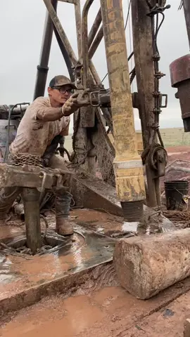 Slangin that chain #oilfield #roughneck #chainhand #oldschool #kellyrig #fyp 