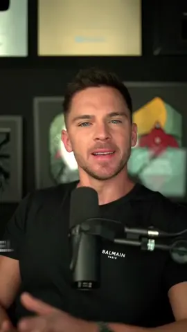 ¿Alguna vez te has preguntado cómo se pronuncian los sonidos en inglés? 🔊 Los sonidos del idioma inglés pueden ser un poco complicados al principio, pero una vez que los dominas, ¡te será más fácil comunicarte con hablantes nativos! 💬 Los sonidos vocálicos son especialmente importantes, ya que hay varios sonidos diferentes para cada vocal. 🎵 Por ejemplo, la letra 