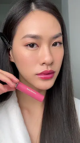 เข้าไทยวันแรกก็จัดเลยค่า! @Rare Beauty Lips Oil💄✨ สีที่มี่ทาคือสี Hope นะคะ เป็นสีที่อ่อนที่สุดของเค้าเลย แต่ตอนเช็ดปากคือตกใจมาก ปากแดงมาก!!5555 แนะนำว่าใครอยากได้ ไปลองสีจริงก่อนดีกว่าฮะ💗🤍 #rarebeauty  #softpinchtintedlipoil  #รีวิวบิวตี้ #tiktoklooks #selenagomez #emiamily #เอมี่ทสร #makeup #สอนแต่งหน้า #haul #thaisephora 