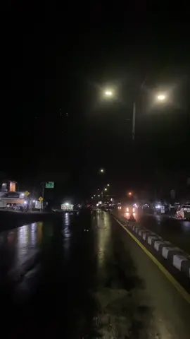 jalan tengah malam habis hujan ternyata setenang itu