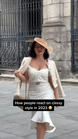 Let’s bring such style back?😭 dress @PETCHPLOYBRAND #1950s #1950saesthetic #1950sfashion #vintagebloqger #ellegantstyle #1950hairstyle #femininestyle #femininestylescouture 