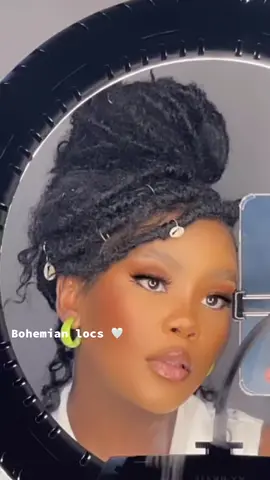 Bohemian locs 😍😍 Dm to for enquiries.  #SAMA28 #butterflylocs #tutorial #trending #bloemfontein #johannesburg #pretoria #blacklivesmatter #luhtwizzy #explorepage #netflix #southafrica #dreadlocks #fauxlocs #youtube #hairtutorial #facecard 