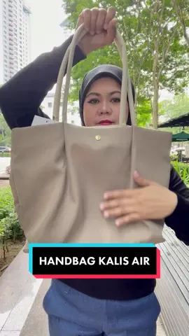 Siapa tengah cari beg tabg kalis air dan boleh muat banyak barang?🤩 #anello #anellomalaysia #tiktokshopbazaarramadan #tiktokshopbazaarraya   #BagRecommendation #HandbagMurah #HandbagTikTokShop #BagRecommendations 