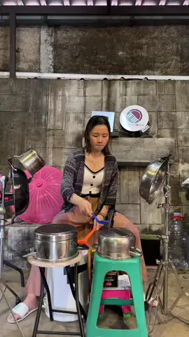Kali ini mau bawain yg agak sedikit nge-rock yahhh, biar Panciers pecinta rock jg menikmati 😁🥳 . Sekalian mengingatkan supaya tetep ada perdamaian di antara kita yahhh, Panciers 🥳❤️ . Salam dari panci, ember, dan drum ^.^ . #marissasutanto #kisahsipanci #drummerpanci #gigi #perdamaian #drummergirl #drummerlife #drumlife #indonesiandrummer #indonesianmusician #ramadhan #laguramadhan 