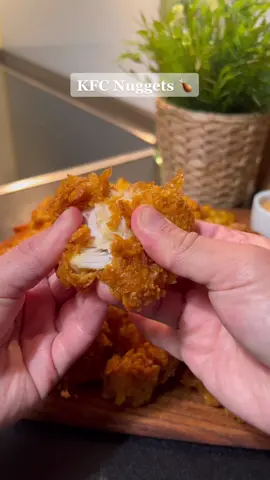 Merhaba canlar ❤️ KFC nuggets tarifini şimdi sizlerle paylaşıyorum 🍗🍟. • 🍗KFC Nuggets tarifi: 1 tavuk göğüsü Yarım su bardağı su 1 yumurta  1 su bardağı un Biraz acı pul biber  Biraz karabiber  Biraz köri 1 tatlı kaşığı tuz 1 çay kaşığı kırmızıbiber 🍗dışı için: Mısır gevreği 🍗yapılışı: Su, yumurta un ve baharatları çırpalım. Tavuk göğsünü ince ince keselim. Sosu içine döküp karıştıralım. Üzerini kapatıp en az 1-2 saat buzdolabında bekletelim. Sonra mısır gevreğine batırıp kızartalım. Afiyet olsun 🥰 • • Hallo meine Lieben ❤️ Ich wollte das KFC Nuggets Rezept mit euch teilen 🍗🍟. • 🍗Rezept: 1 Hähnchenbrust  1/2 Glas Wasser 1 Glas Mehl 1 Ei Etwas Chillipulver  Etwas Currypulver  Etwas Pfeffer 1/2 Teelöffel Paprikapulver  1 Teelöffel Salz  🍗für die äußere Schicht: Cornflakes 🍗Zubereitung: Wasser, Ei, Mehl und die Gewürze miteinander mischen. Hähnchenbrust in dünne Scheiben schneiden und zu der Soße geben miteinander mischen. Zudecken und für mindestens ca. 1-2 Std in den Kühlschrank legen.  Danach mit zerkleinerten Cornflakes panieren und frittieren. Guten Appetit 🥰 • • #kfc #kfcnuggets #nuggets #chicken #chickennuggets #chickenrecipes #nefis #yemek #goviral #fy #fyp #foryou #fastfood #goodfood #Foodie 