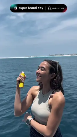 Bawa jalan-jalan si kuning ini ke Maldives! Easy to bring anywhere dan easy to reapply, apalagi dia gak bakal luntur padahal aku mau diving! 🤩 #SunscreenPalingFriendly #MadameGie 