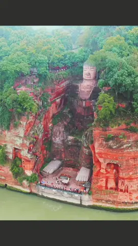 Lạc Sơn Đại Phật còn gọi là Lăng Vân Đại Phật hay Gia Định Đại Phật, là tượng Phật bằng đá cao nhất thế giới. Bức tượng Phật Di Lặc này được tạc vào vách đá Thê Loan của núi Lăng Vân, nằm ở chỗ hợp lưu của ba con sông là Dân Giang, Đại Độ và Thanh Y ở miền nam tỉnh Tứ Xuyên của Trung Quốc, cách địa cấp thị Lạc Sơn khoảng 3 km về phía đông. Bức tượng đá đối mặt với Nga Mi Sơn, và dòng sông chảy dưới chân của Phật. #khampha #khamphatrungquoc #china #dulichtrungquoc #travel #LearnOnTikTok #viral #xuhuong 