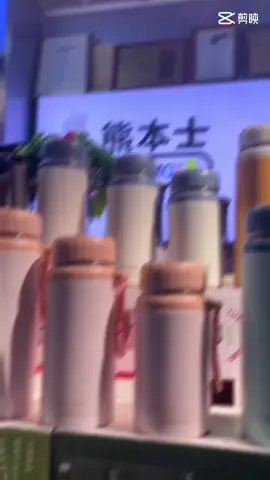 🍒Em đã tìm được 1 bình giữ nhiệt siêu đỉnh. Giữ lạnh hay giữ nóng đều rất ok. Giữ lạnh lên đến tận 24 tiếng 🍒Bình dung tích 1L có kèm lõi lọc trà 🍒 Bình 4 màu, Cam, Đen, Hồng, Trắng tha hồ lựa chọn Shop cam kết :  ✅ Chỉ bán hàng chất lượng cao , đã kiểm tra và test kỹ lưỡng trước khi bán . Không chạy theo hàng giá rẻ , trôi nổi trên thị trường . ✅ Bảo hành 1 đổi 1  ✅ Đổi trả trong vòng 7 ngày 🌹BÌNH NƯỚC GIỮ NHIỆT 3 LỚP CÓ LƯỚI LỌC TRÀ - 1000ml -INOX 304 CAO CẤP GIỮ NHIỆT TỐI ĐA 24h ✅ Chất liệu: Inox 304 cao cấp dày, độ bền cao, thiết kế hiện đại, có quai treo bằng silicon chắc chắn ✅Dung tích: 1000ml -  ✅Hoàn toàn không bị nóng bên ngoài khi đựng nước nóng. ✅Không bị tươm nước bên ngoài khi đựng nước đá. ✅Có lưới INOX chắn đá hoặc xác trà đổ ra ngoài trong lúc bạn uống, giúp bạn thoải mái thưởng thức tới giọt cuối cùng mà không sợ đá đổ ra ngoài ✅An toàn tuyệt đối với sức khỏe người dùng được kiểm định bởi FDA. ✅Chất liệu INOX 304 cao cấp giúp thức uống của bạn sẽ không bị biến đổi hương vị. ✅Giữ nóng hoặc lạnh lên tới 24h có thể mang đi học hay đi làm vô cùng tiện lợi. Đặc biệt, trong những chuyến đi chơi xa hay phải làm việc ngoài trời, một chiếc bình giữ nhiệt càng phát huy vai trò khi sẵn sàng mang đến cho chúng ta những ly nước ấm nóng trong mùa đông buốt giá hay những cốc nước mát lạnh giữa trưa hè nắng gắt. Đặc biệt, với những gia đình có con nhỏ, thì một chiếc bình giữ nhiệt càng quan trọng hơn bao giờ hết, bạn có thể đựng cháo, sữa hay nước ấm cho trẻ. Vỏ bình được thiết kế cách nhiệt nên bạn hoàn toàn yên tâm khi sử dụng với trẻ nhỏ.  #binhgiunhiet24tieng #diller #medobepnoidiatrung 