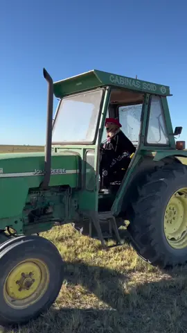 Día fresquito por acá!  Sacó el poncho Preguntale 😀  . #preguntale #perrostiktokers #perrosgraciosos #mascotas #perrogaucho #perroscamperos #viral #jhondeere #perrostrabajadores #cosasdecampo #perrotractorista 