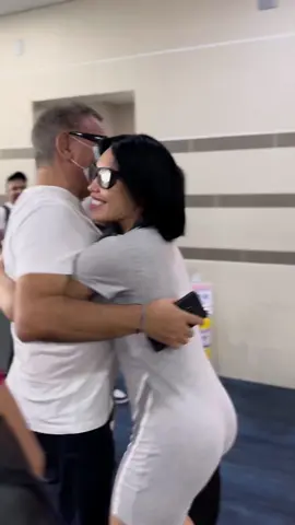 ¡Qué Amor! 😍 Emotivo encuentro de @ivanvillazon y @anadelcastilloj, quienes viajaron a Ciudad de Panamá y esta noche actuarán en la discoteca @latitude47_pty . Ya es Sold Out. #anadelcastillo #ivanvillazon #vallenato #cantavallenato 