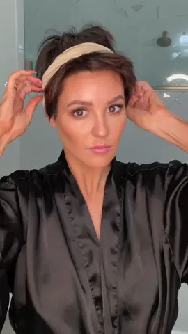 Growing it out and trying to find cute styles along the way! #pixie #pixiecut #shorthair #shorthairtips #hairtipsandtricks #postchemo #growouttips #tipsfromeggie @eggie_salonstudio 