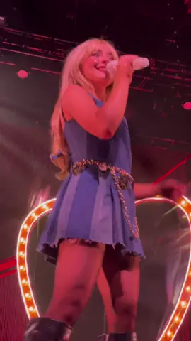 sabrina in denver! shes so sweet 🥹 #emailsicantsend #emailsicantsendtour #eicstour #denver #sabrinacarpenter 