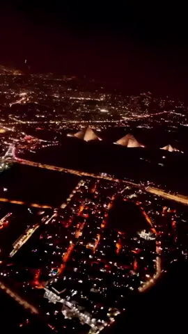 From above, the pyramids seem to  be holding secrets of the past that only the night can reveal 🇪🇬🫶🏼❤️🌃🛕 #مصر #الاهرامات ليلا 🌟#Egitto ##🎥🌏🎵 #fyp #traveling   تبدو الاهرامات تحمل اسرار الماضى ، ولا يكشفها الا الليل  🤚✨🇪🇬