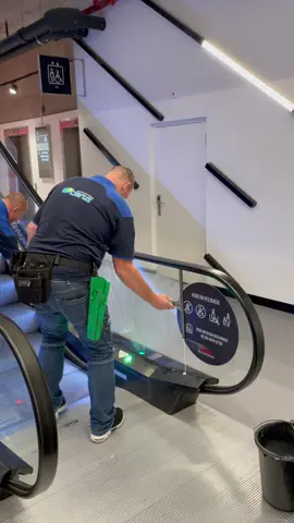 Now that's teamwork #BVIRAL  #cleaning #glass #teamwork