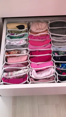 Sou fã dessas colmeias organizadoras, hoje foi dia de arrumar uma das gavetas do guarda-roupa da baby Ayla. 