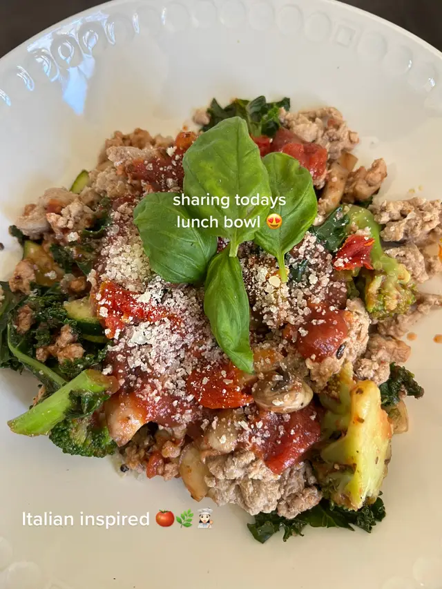 italian inspired bowllll #healthylunchideas #healthymeals #mealinspo #lunchbowl #lunch #healthydinner #dinnerwithme #DinnerIdeas #lunchideas #healthyfood 