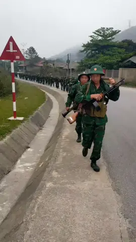hành quân rèn luyện cho bộ đội
