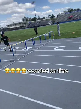 😂😂😂😂😂😂😂😂 #fyp #greenscreenvideo #MyDolceMoment #foryou #d1 #trackandfield #hurdles #fall #funny #like #comment 