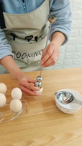 The correct method to beat eggs😏#goodstuff #goodthings #homehacks #householditems #KitchenHacks #useful #LearnOnTikTok #fyp #foryou 