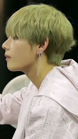 Blonde Taehyung hits different🧎‍♀️