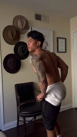 Episode 1 | GRWM for a pre and post workout fueled by @sweetgreen  . This is NOT a salad, I repeat this is NOT a salad! @sweetgreen just dropped their new Chipotle Chicken Burrito Bowl with ~665 Cals and a mount full of protein. Can’t ask for a better post workout meal🤌🏽  #SweetgreenPartner #DailyRoutine  #GRWM 