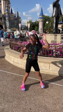 Big Wave in Disney Land 🫶🏽 with the crew @swagtubefamash_ @misskbeautylife #bigwave #dancechallenge #dance #dancetrend 