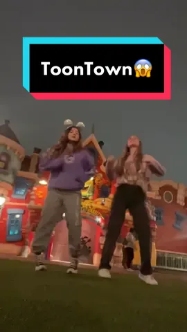 Have you seen ToonTown at night? It’s such a vibe! Also can someone teach me how to dance lol 😂 #disneyland #disneyfyp #disneylandtoontown 