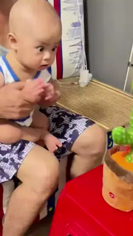 The baby reaction 😂😂😂😂#baby #funny #babytoy #toy #foryoupage 