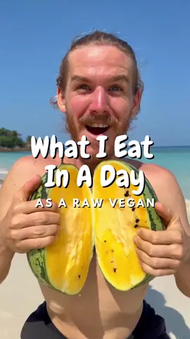 What I Eat 7+ Years Raw Vegan: 1 yellow watermelon, 1 big durian, Raw Vegan Lasagna (link in bio 👉@fitshortie), a few Bilimbi fruits and 1.5 kilograms of rambutan. Total Calories: 2435 kCal (75% carbs, 20% fat, 5% protein)😋 #fruit #rawvegan #veganfood #Foodie #foodporn