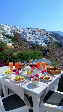 Imagine having breakfast here! #santorini #greece 
