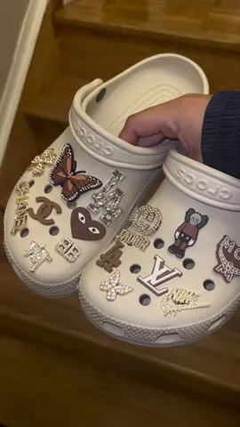 LINK IN BIOOOO😍😍😍😍#crocjibbitz #crocs #blingcrocs 