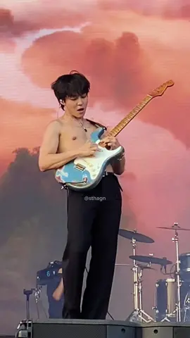 woosung’s guitar solo for definition of ugly is in lollapalooza brasil #theroseinbrazil #theroselollapalooza2023 #dojoon #jaehyeong #hajoon #woosung #therose #lollapalooza #definitionofuglyis #fyp 