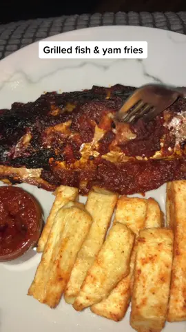 Grilled pepper fish #yummy #yamfries #fish #nigeriantiktok #british #dinner #eat #fyp 😍