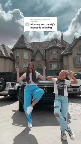 Replying to @mary.aranzazu My mini tho 👀 #castlehouse #funny #dance #sister #fyp 