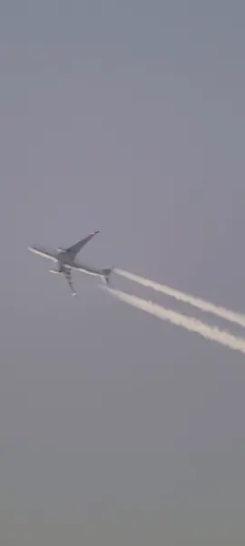 Air France ✈️ Airbus A350-941 liberando uma linda trilha de condensação🔭 #aviationlovers #airfrance 
