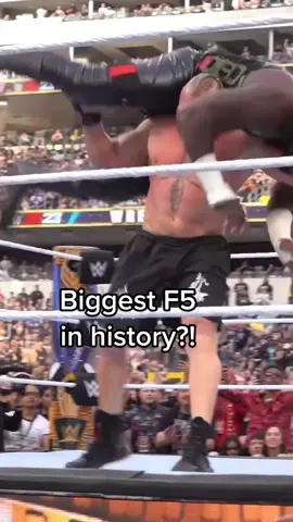 What an absolute insane feat of strength 🤯 #WWE #BrockLesnar #Omos 