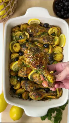 One Pan Moroccan Chicken and Potato Bake! Recipe 21 of 30 of the Ramadan Recipe Series - https://moribyan.com/one-pan-moroccan-chicken-bake/ 🍋 #Recipe #iftar #chicken  